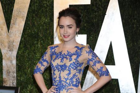 Lily Collins bald hinter der Kamera?