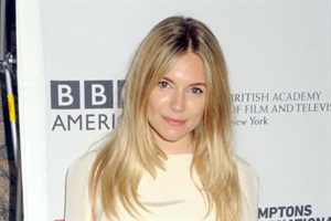 Sienna Miller findet Mutterschaft toll