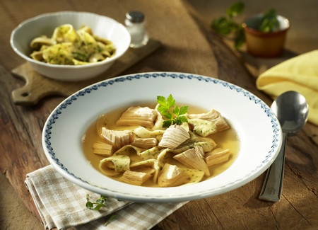 Geflügelsuppe mit Kräuterflädle und Gemüse